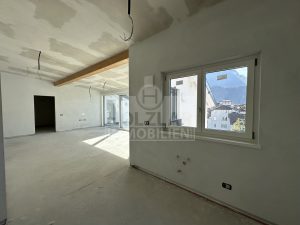 Blick aus der Küche in den Wohnbereich