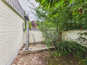 Zugang Carport & Gartendusche